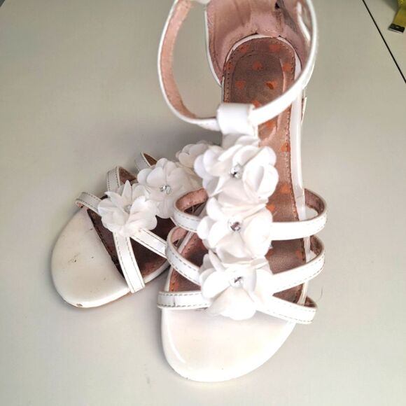 Kohl's Other - White Flower Jewel Sandals Easter Summer